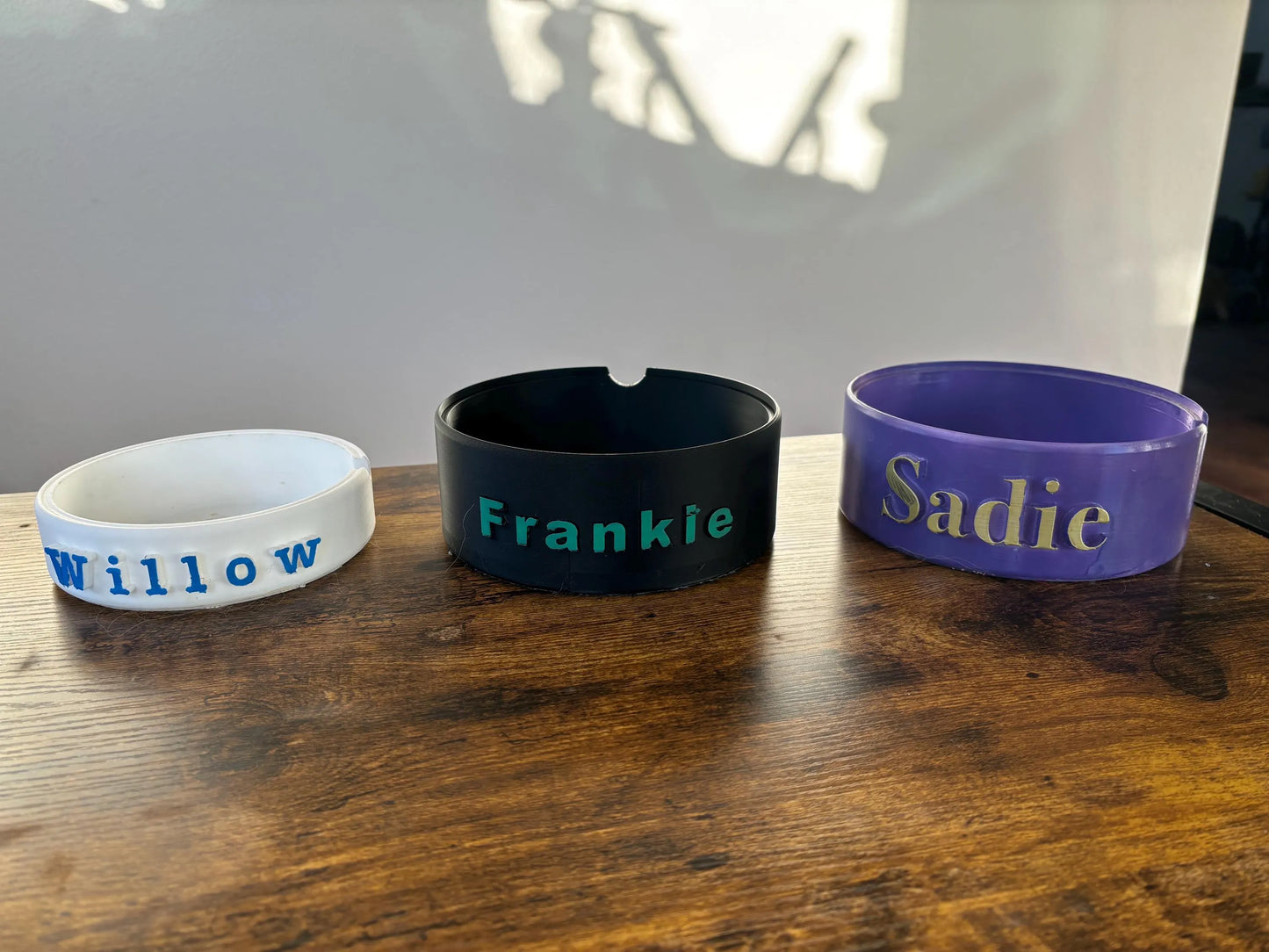 Customizeable dog/cat bowl holder